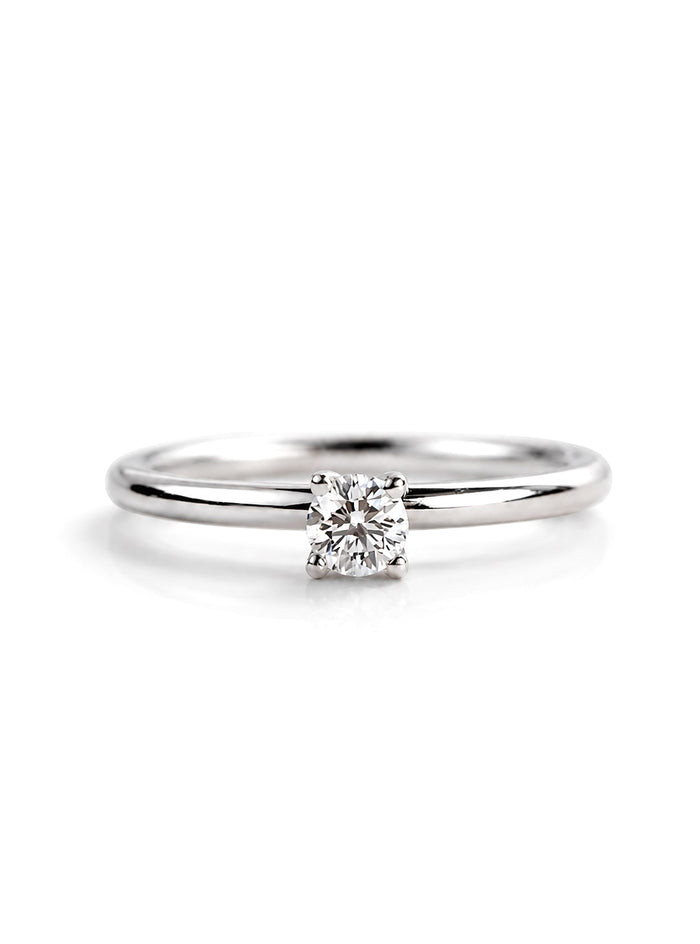 Förlovningsring i silver med diamant till dam. Solitärring med fyra klor och rund, diamant 0,25 ct.