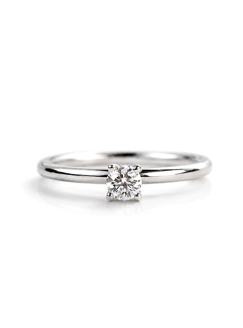 Förlovningsring i silver med diamant till dam. Solitärring med fyra klor och rund, diamant 0,25 ct.