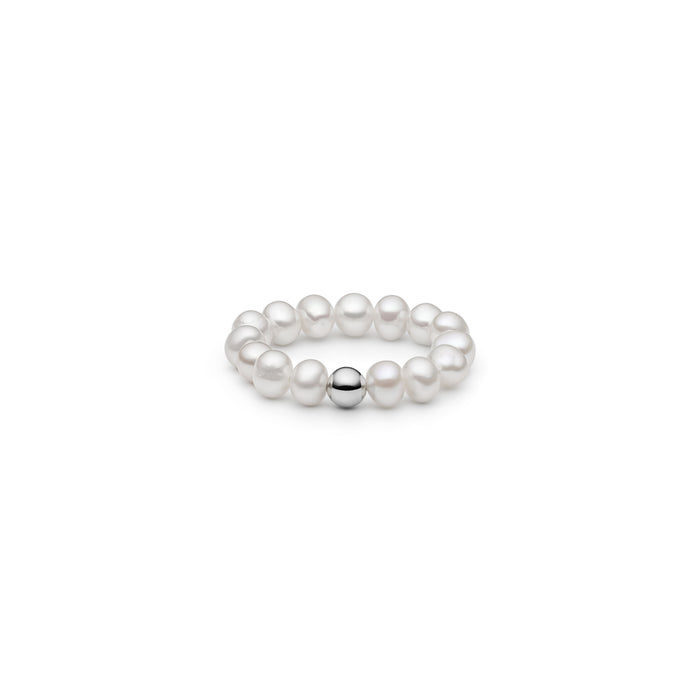 Ring med vita pärlor och en silverkula.