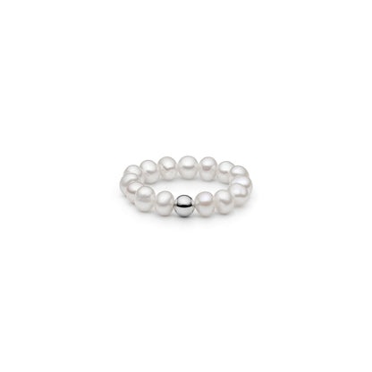 Ring med vita pärlor och en silverkula.