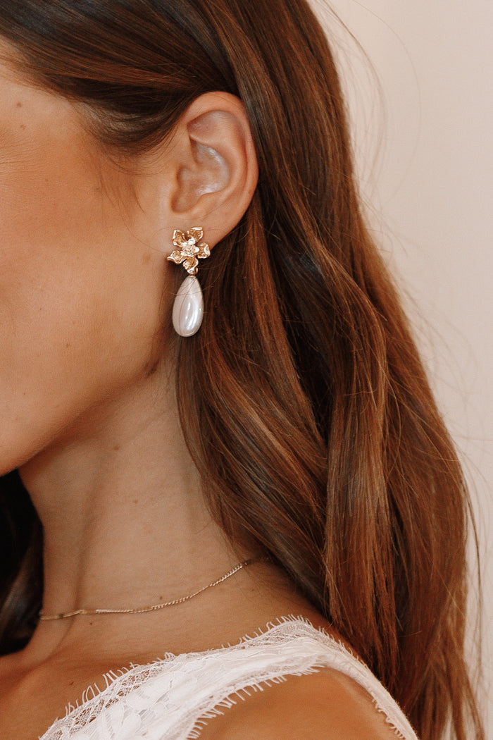 Petal and Pup USA ACCESSORIES Everly Pearl Earrings - Gold One Size