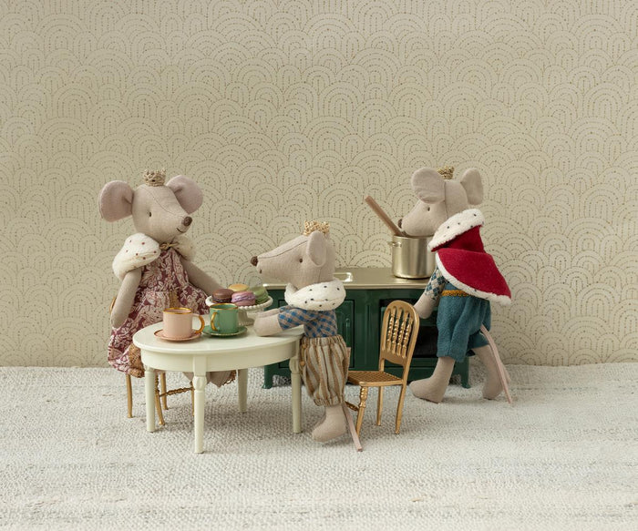 Gold Chair, Mouse