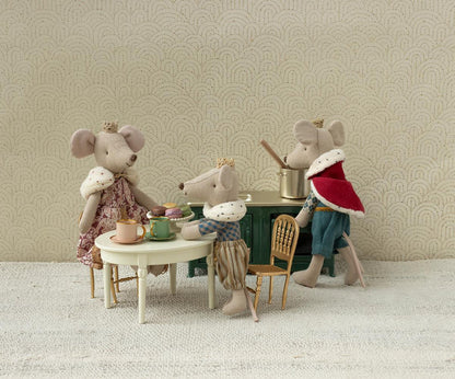 Gold Chair, Mouse
