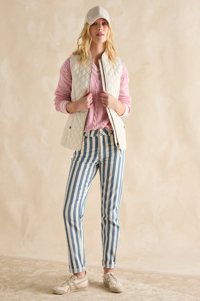 A true Joules classic, the Minx gilet is one of those layers you’ll reach for again and again. Light yet warm, it features timeless diamond quilting, a zip-through front and subtle shaping through the sides for a flattering fit.