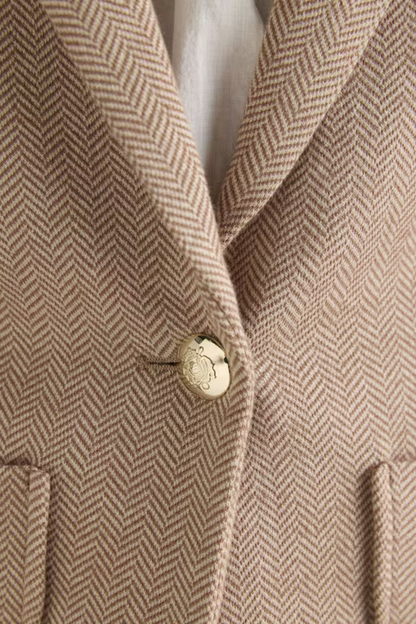 Discover the Joules Albury cotton-rich blazer — a relaxed yet tailored layer with soft jersey tweed, front pockets and subtle embroidered detail, perfect for effortless everyday style. Shop Joules at Dotique.
