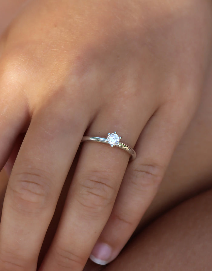 Julie 0,25 ct + Plain silverring 5 mm, lätt kupad | Vigsel / Förlovningsringar Par