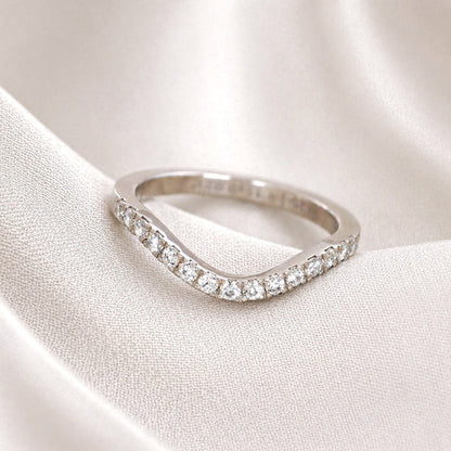 Silverring med diamanter på rad.