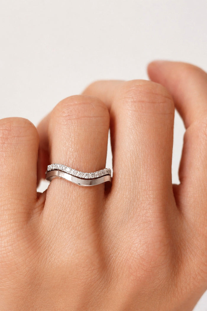 Set med diamantring och silverring med böjd form.