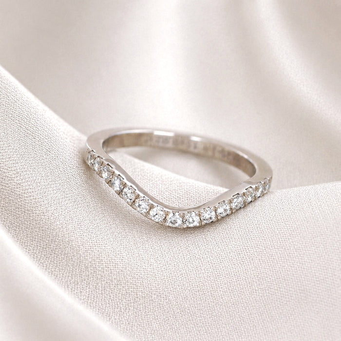 Silverring med diamanter på rad.