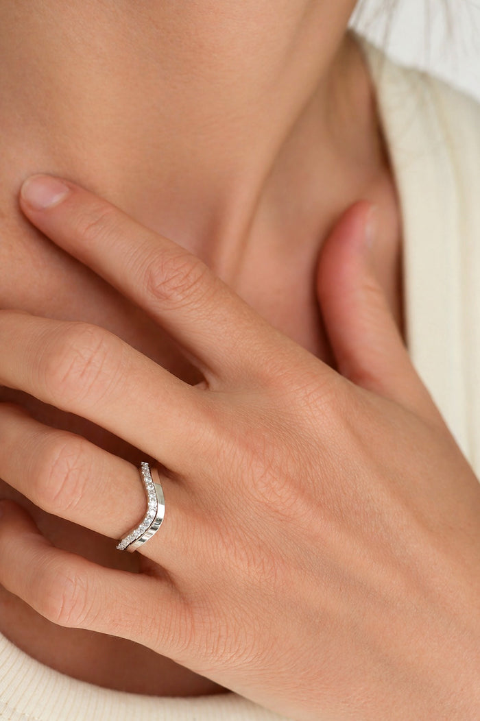 Set med diamantring och silverring med böjd form.