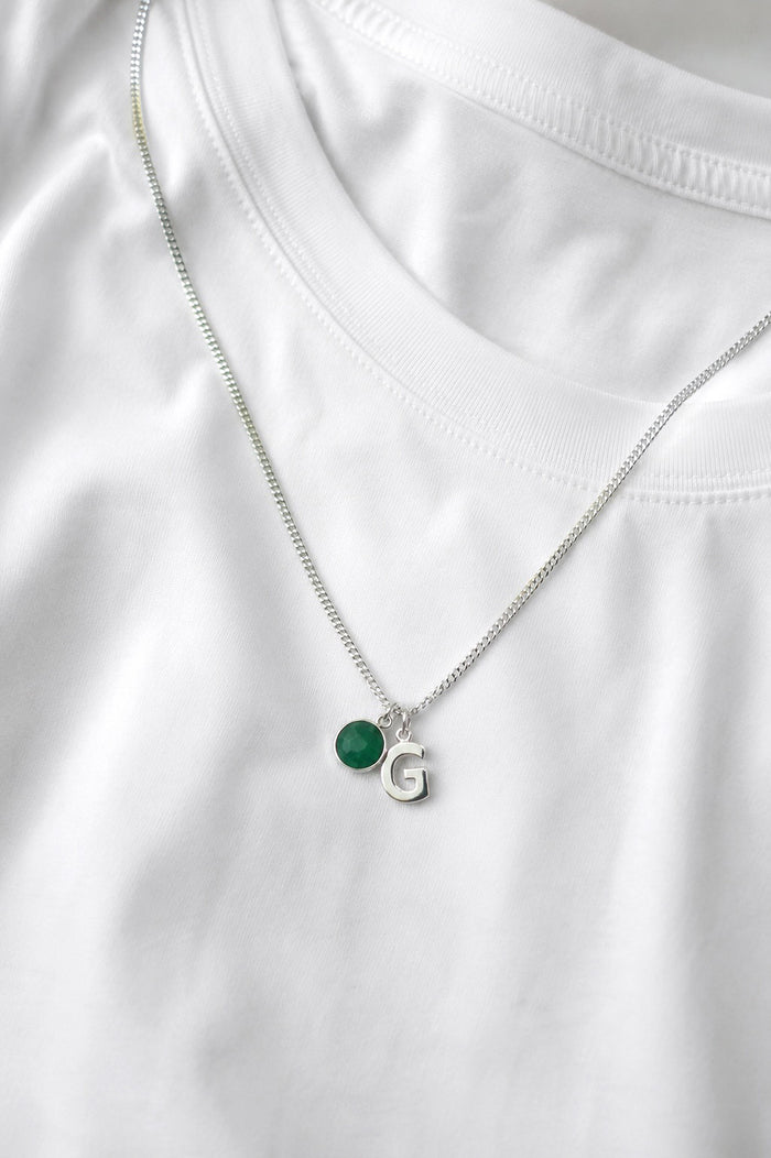 Halsband till herr med grön Jade sten och bokstavsberlock. Pansarkedja i silver.
