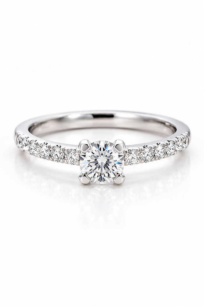 Förlovningsring i silver med diamanter.