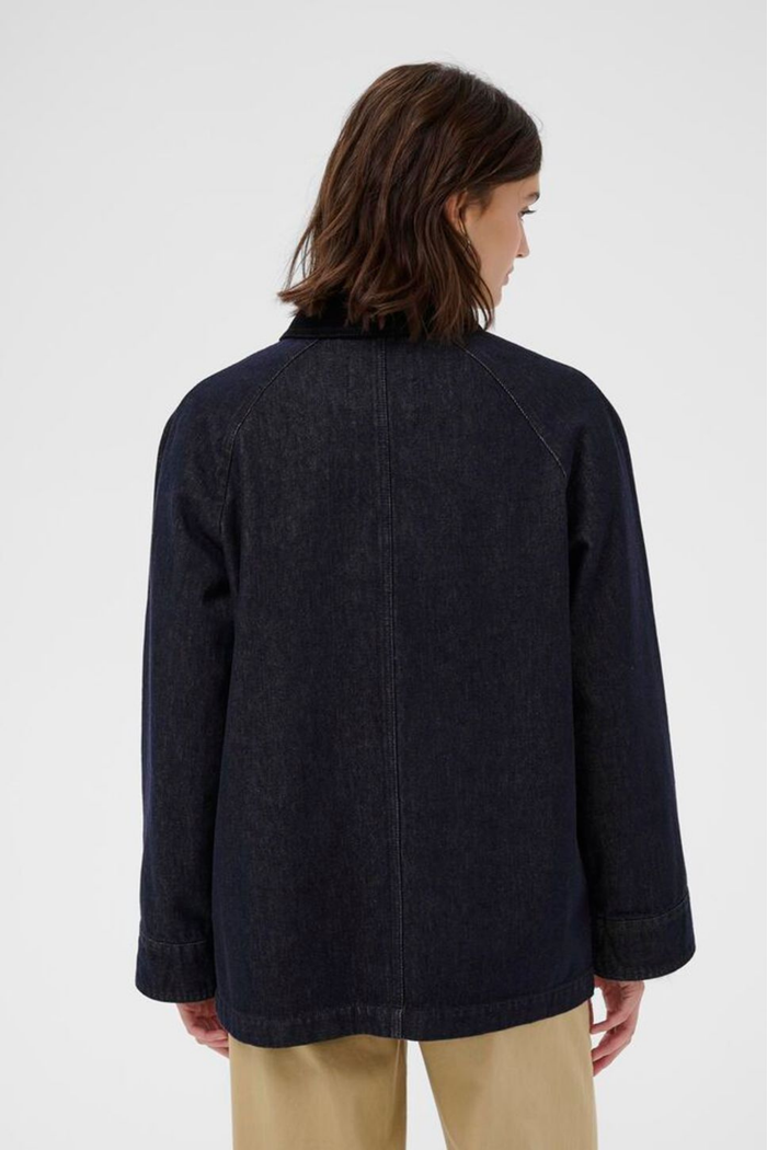 Relaxed oversize denim jacket in rinse blue by Part Two. A timeless cotton layer with long sleeves and patch pockets. Shop now at Dotique.