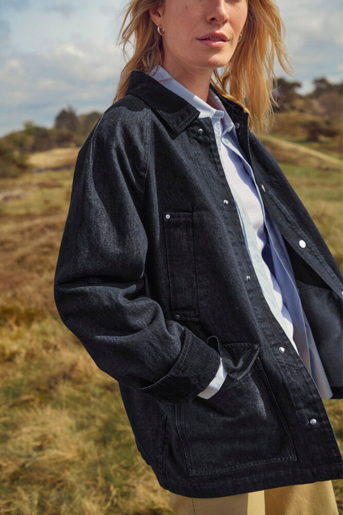 Relaxed oversize denim jacket in rinse blue by Part Two. A timeless cotton layer with long sleeves and patch pockets. Shop now at Dotique.