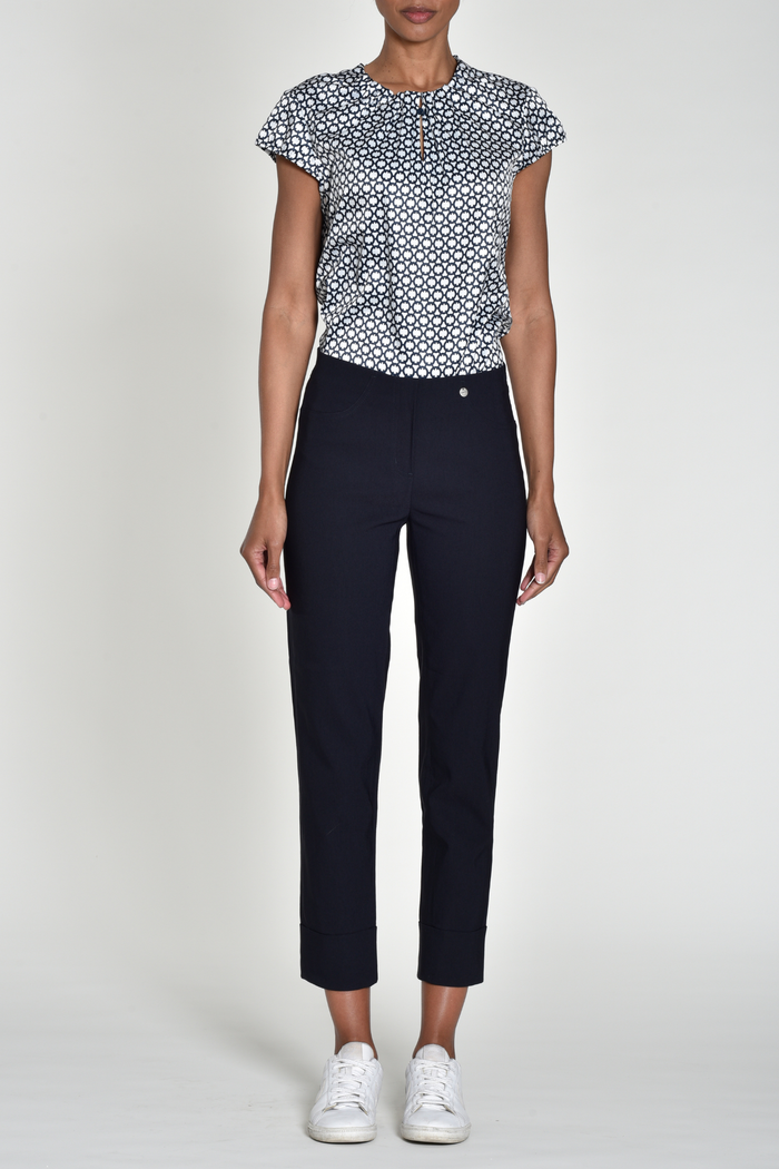 Robell Bella 09 trousers in stretch bengaline with a flattering pull-on fit. Smart, comfortable and easy to wear. Shop now at Dotique.