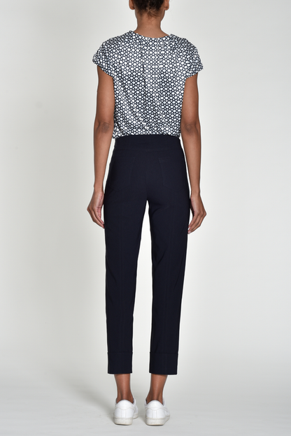 Robell Bella 09 trousers in stretch bengaline with a flattering pull-on fit. Smart, comfortable and easy to wear. Shop now at Dotique.