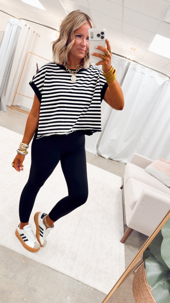 The Coastal Motion Top-Black/White