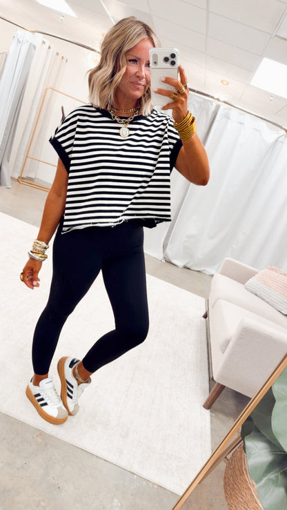 The Coastal Motion Top-Black/White