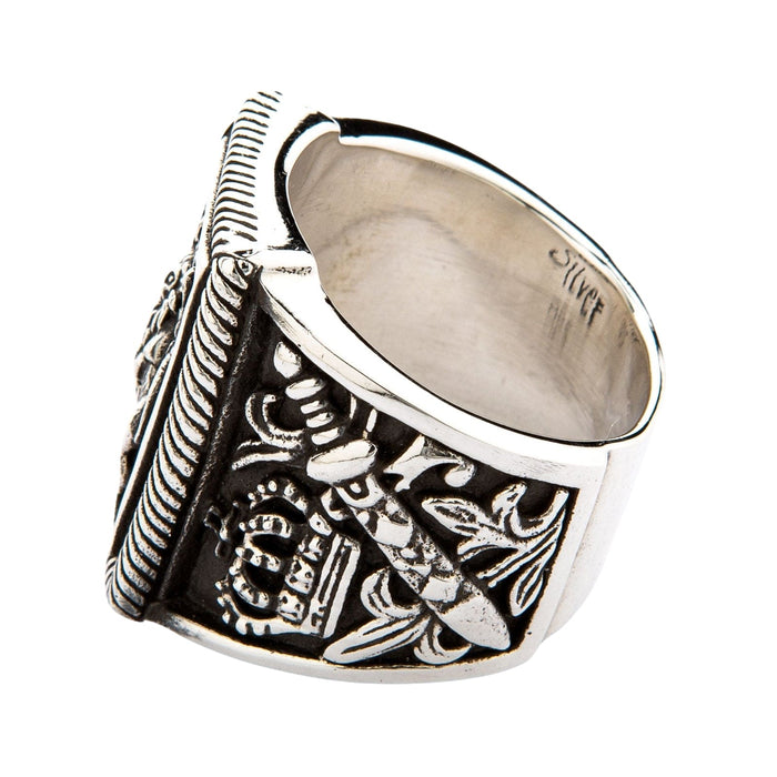 The crowned winged lion on the solid sterling silver signet ring, framed by a rope border.