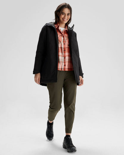 b0685_o4w_trailhead_2l_womens_novaloft_rain_parka_b_1743633084000